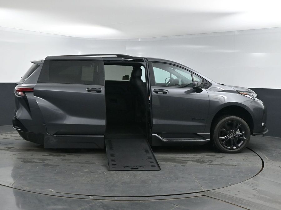 New 2025 Toyota Sienna Hybrid XSE Sport - BraunAbility Side Entry Entry In Floor Automatic Ramp
