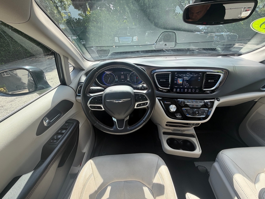 Silver Chrysler Pacifica image number 7