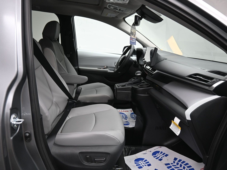 Grey Toyota Sienna image number 8