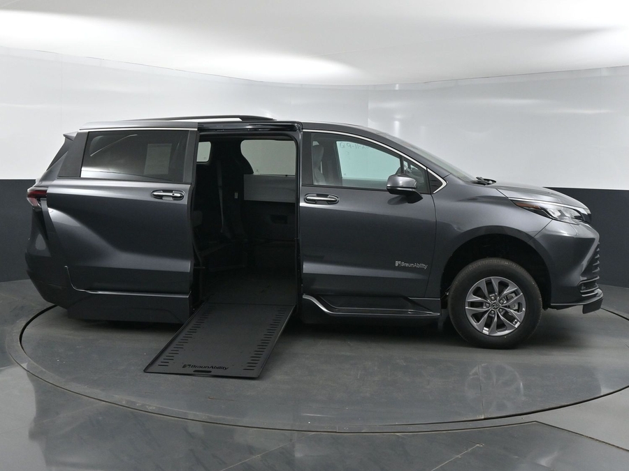 New 2025 Toyota Sienna Hybrid XLE Plus - BraunAbility Side Entry Entry In Floor Automatic Ramp