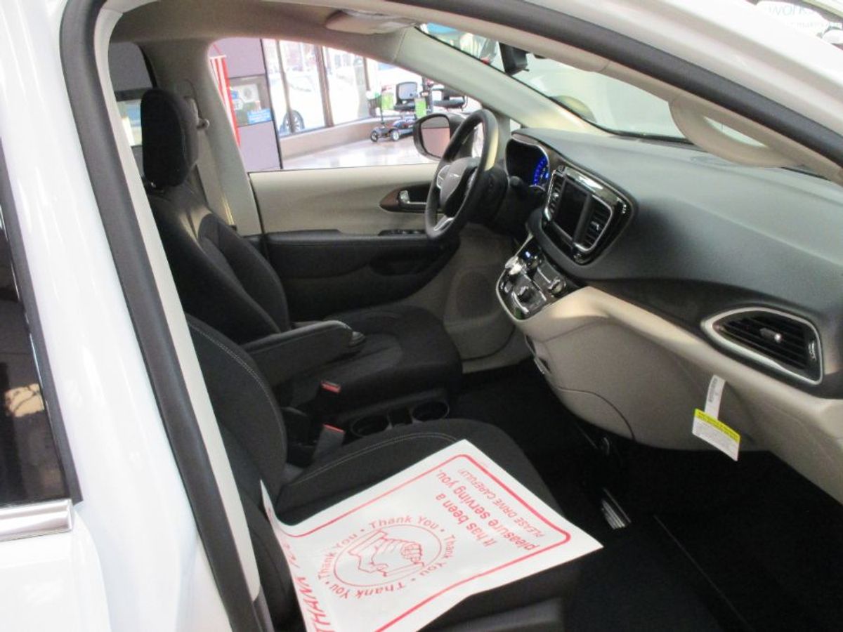 2024 CHRYSLER VOYAGER - Image 5