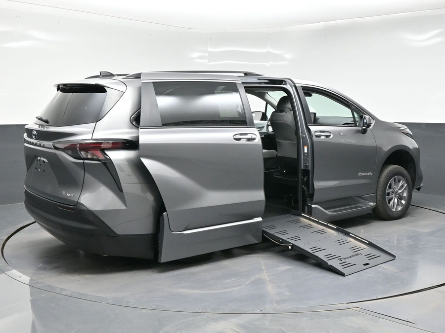 Grey Toyota Sienna image number 6