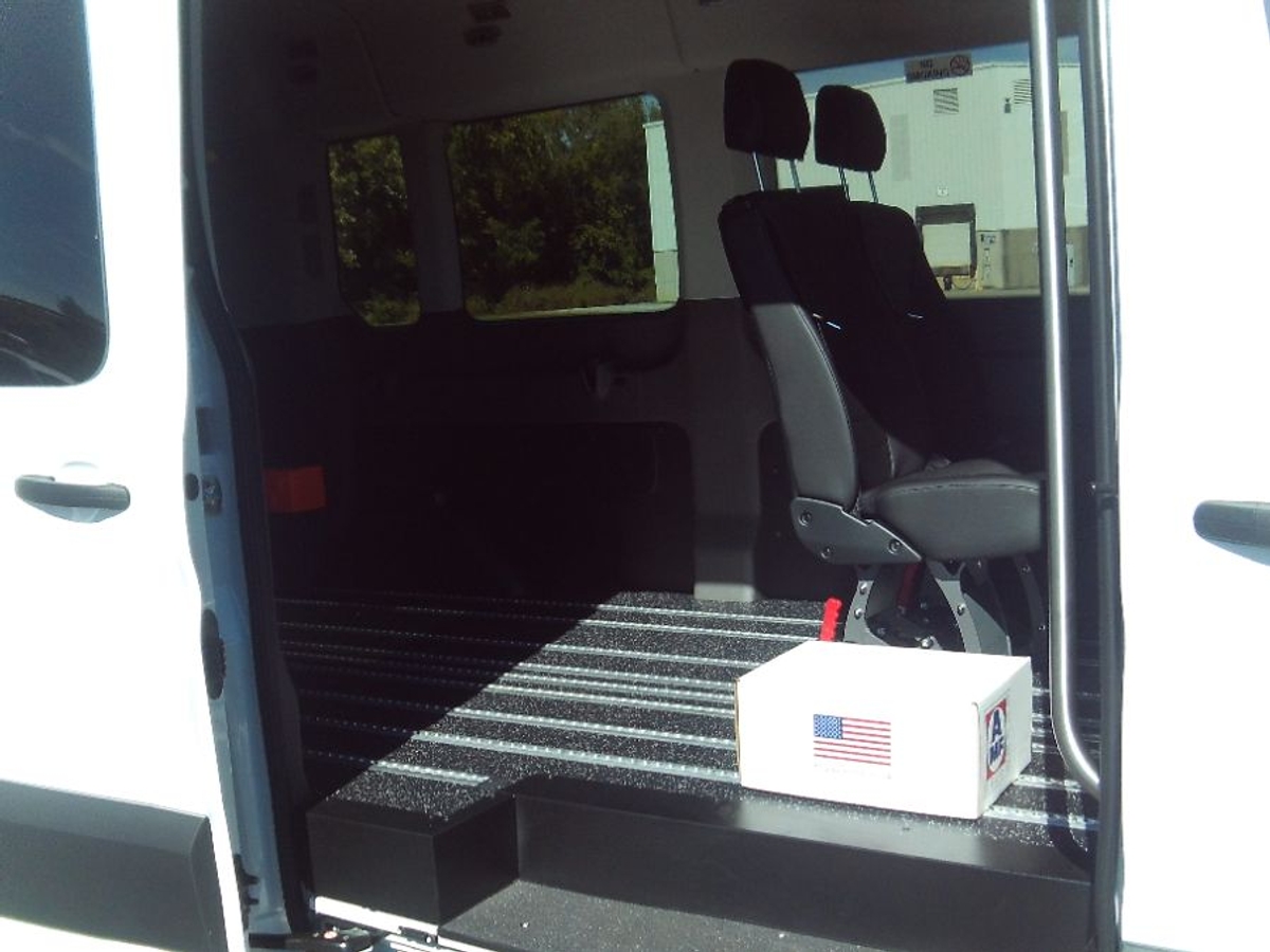 White Ford T350 image number 2