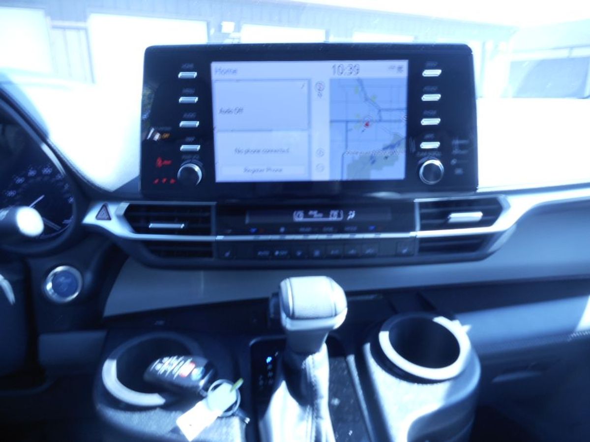 White Toyota Sienna image number 13