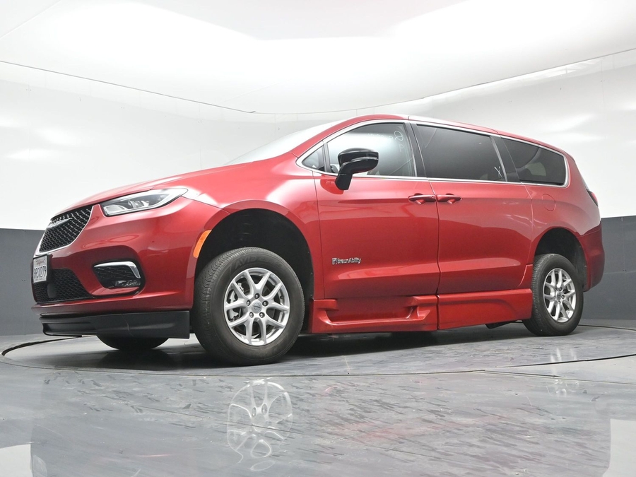 Used 2025 Chrysler Pacifica Select - BraunAbility Side Entry In Floor Automatic Ramp