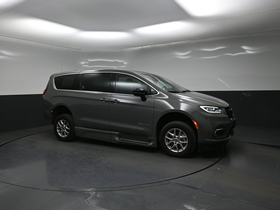 Used 2025 Chrysler Pacifica Select - BraunAbility Side Entry Entry Fold Out Automatic Ramp