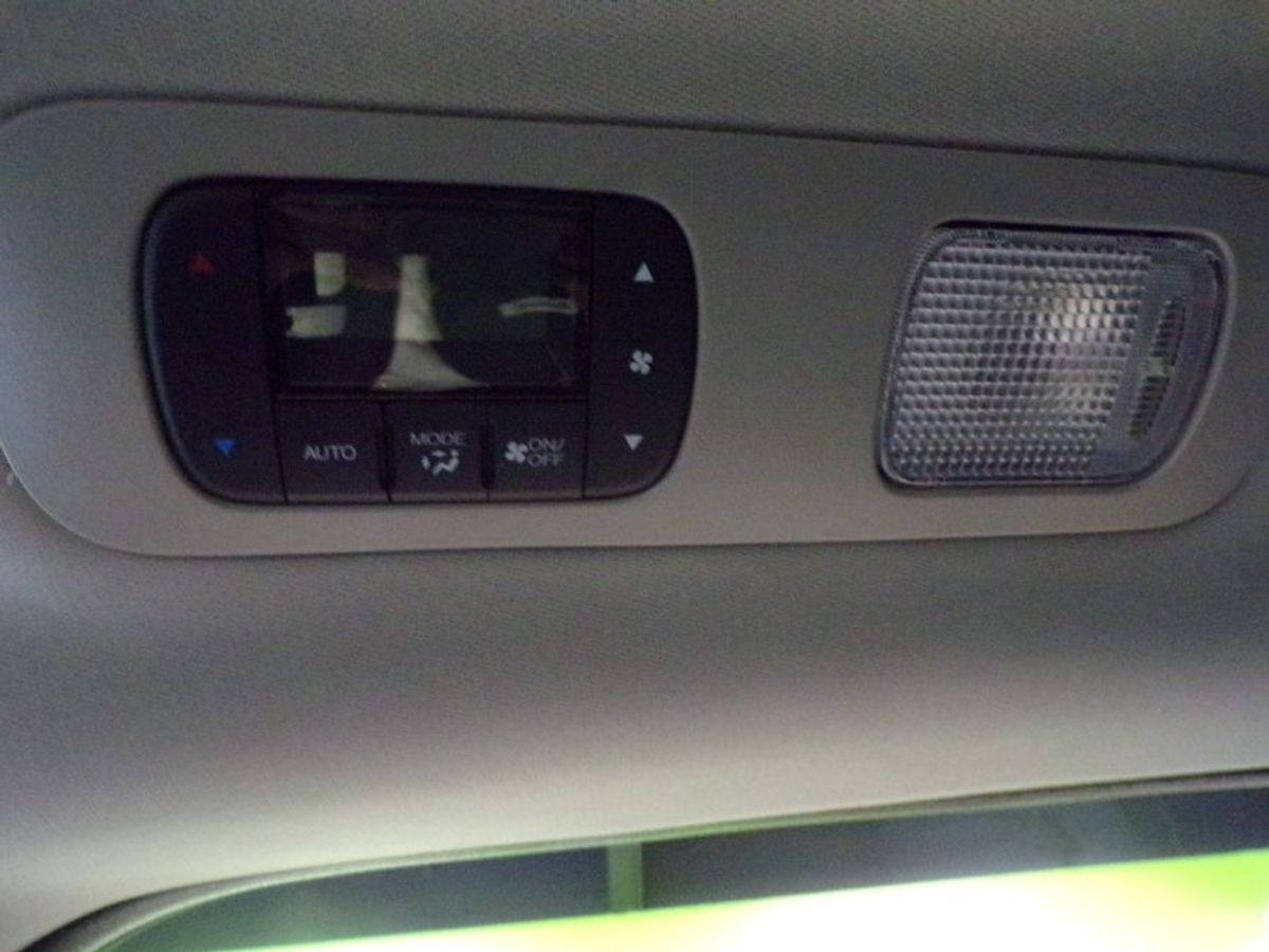 Grey Honda Odyssey image number 17