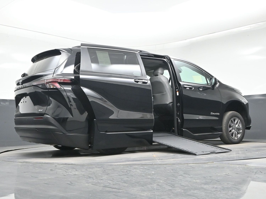 Black Toyota Sienna image number 19