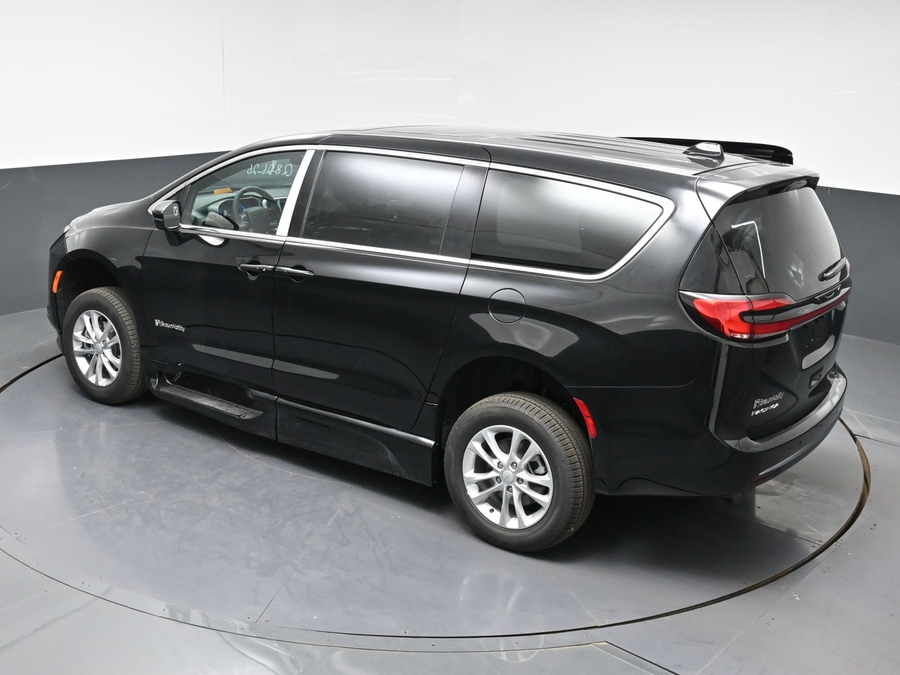 New 2027 Chrysler Pacifica Select Plus - BraunAbility Side Entry Fold Out Automatic Ramp