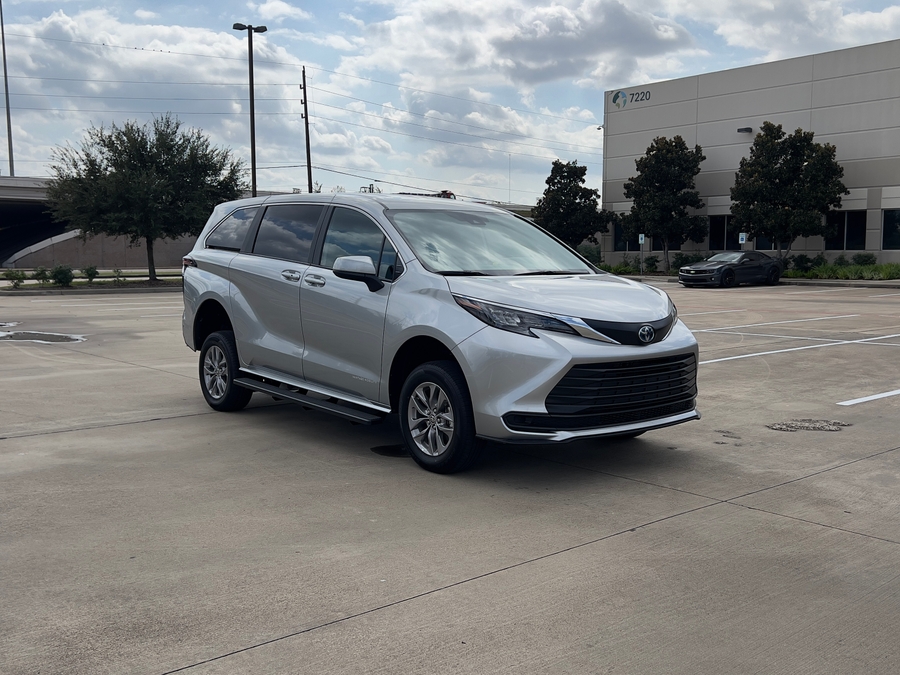 New 2025 Toyota Sienna Hybrid LE - Vantage Mobility Commercial Rear Entry Entry Fold Out Manual Ramp