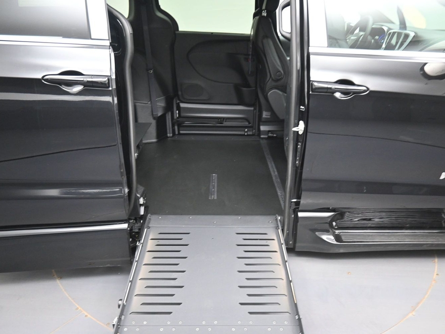 Black Chrysler Pacifica image number 10