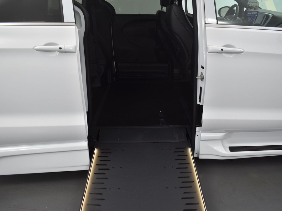 New 2025 Chrysler Pacifica Select Safety - BraunAbility Side Entry Entry In Floor Automatic Ramp