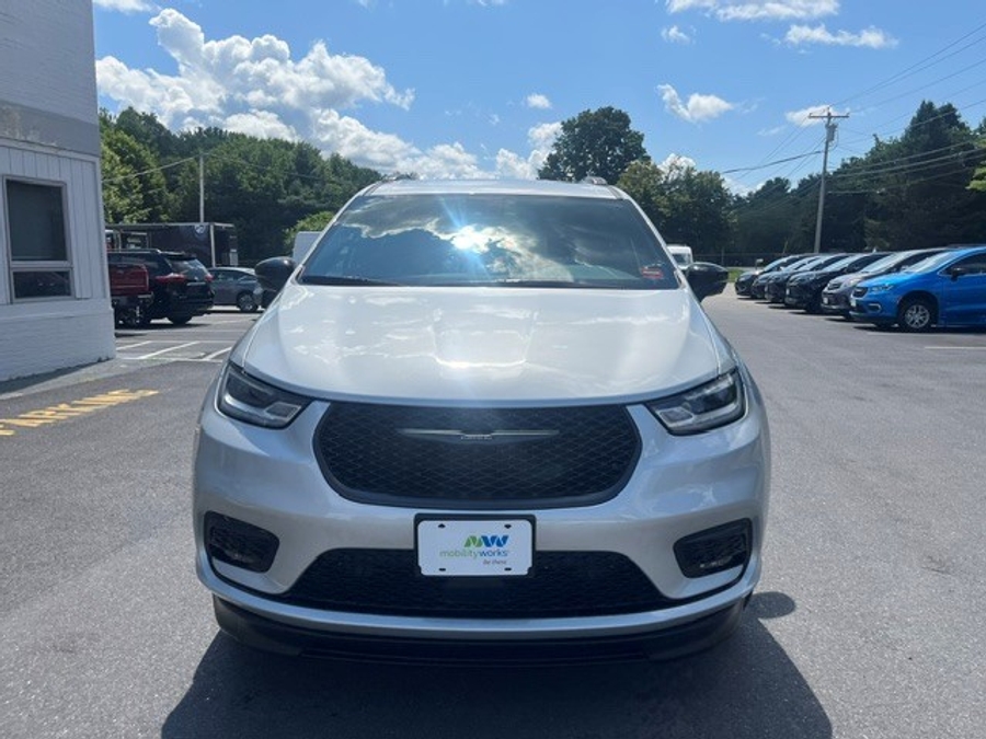 Silver Chrysler Pacifica image number 4