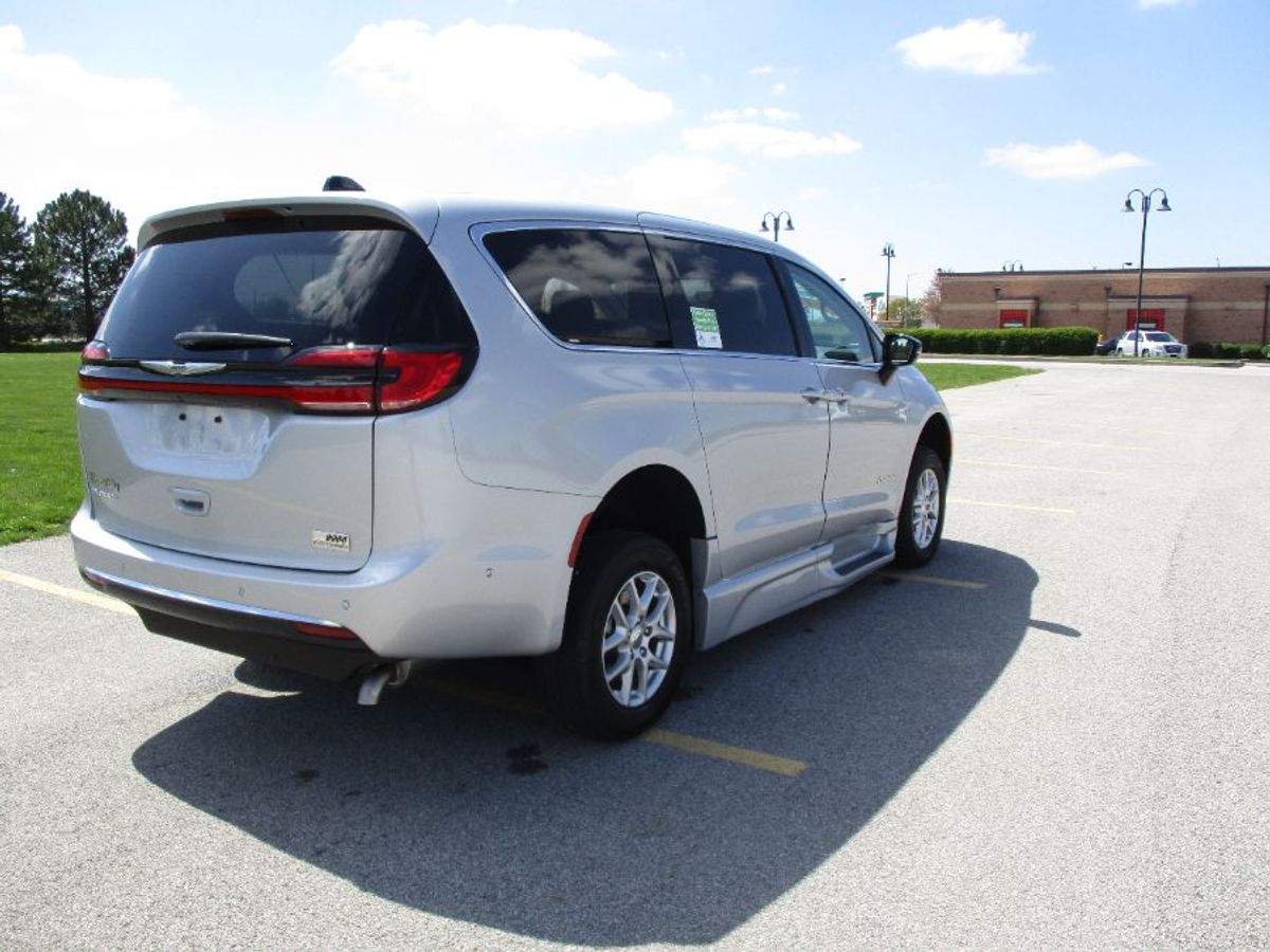 Silver Chrysler Pacifica image number 8