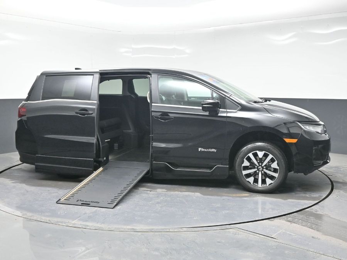 Black Honda Odyssey with Side Entry Automatic In Floor ramp
