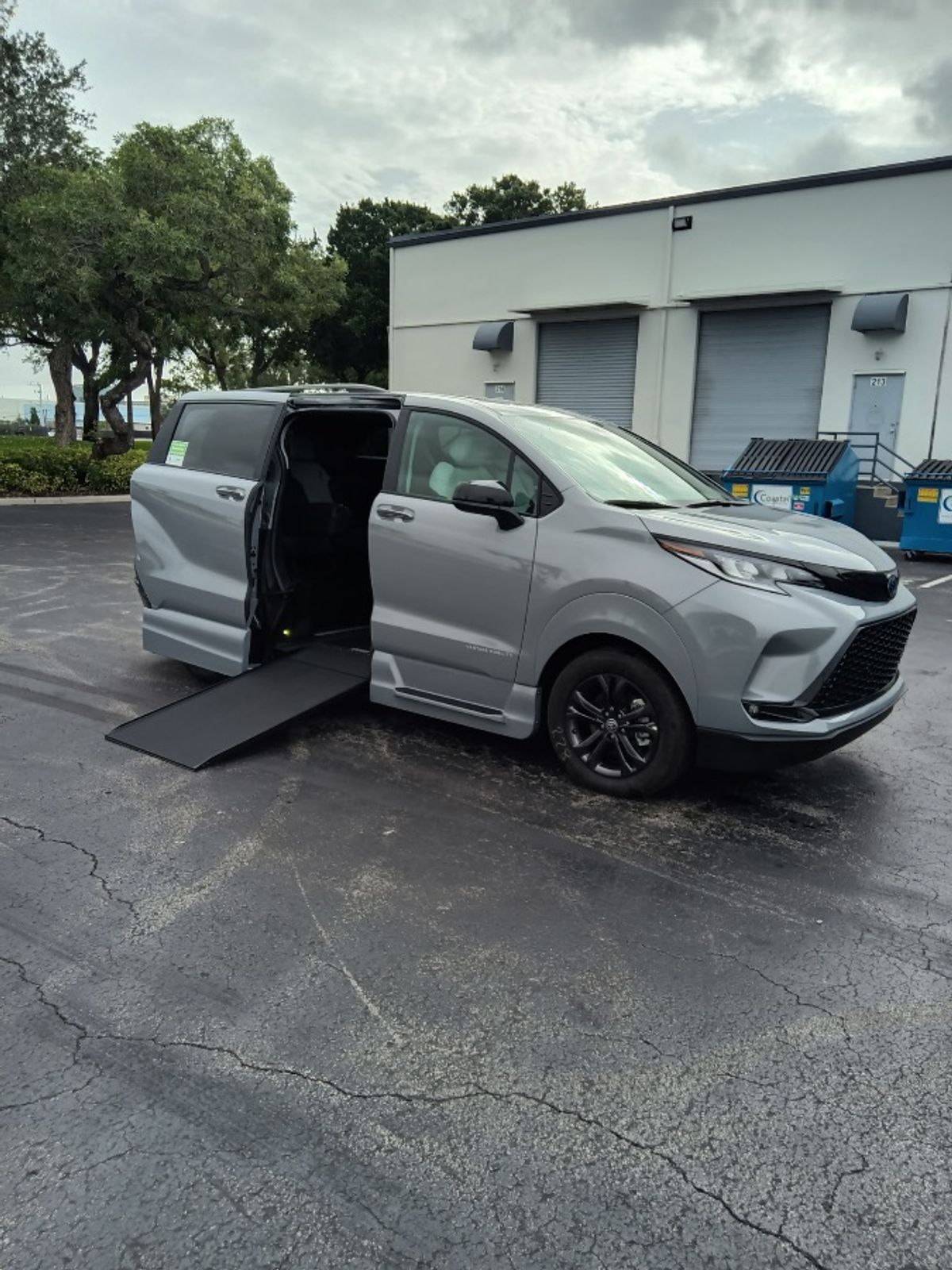 Grey Toyota Sienna image number 12