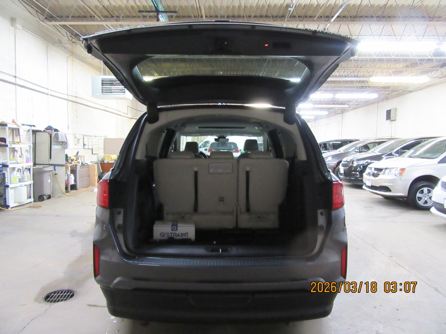 Grey Honda Odyssey image number 31