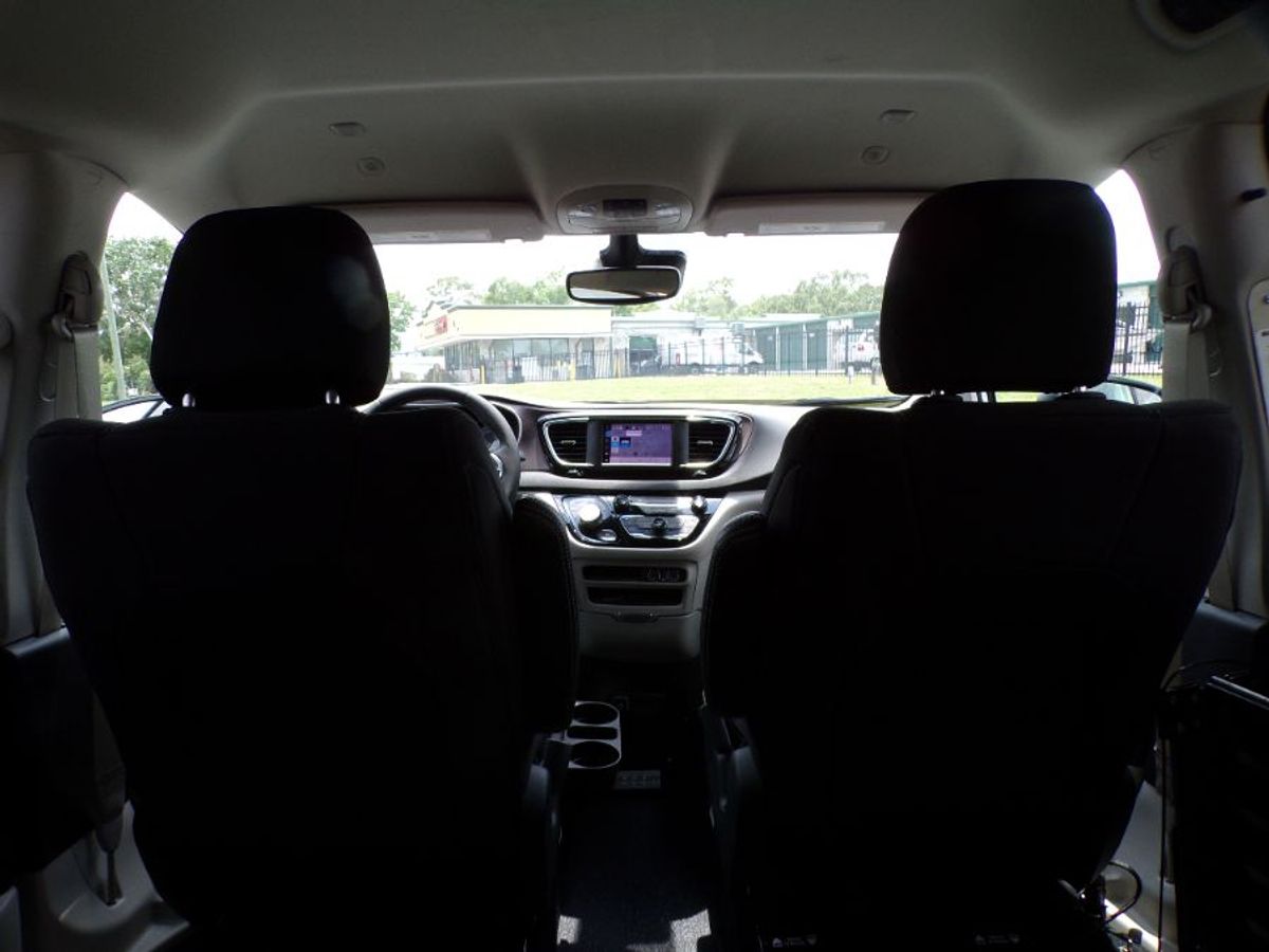 White Chrysler Voyager image number 16
