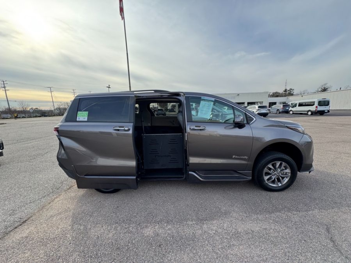 2023 TOYOTA SIENNA - Image 8