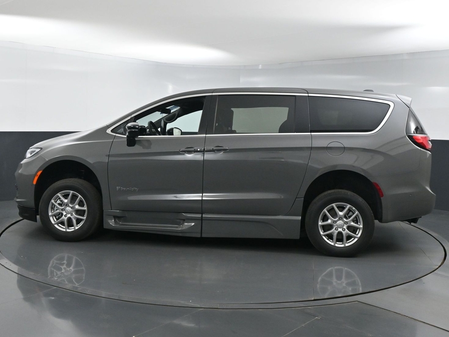 New 2025 Chrysler Pacifica Select Safety - BraunAbility Side Entry Entry Fold Out Automatic Ramp