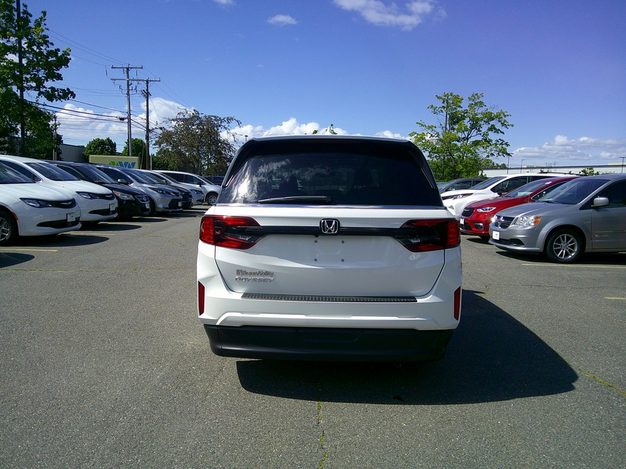 White Honda Odyssey image number 7