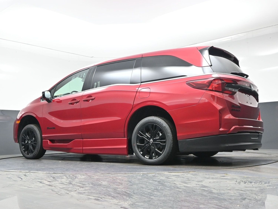 Red Honda Odyssey image number 17