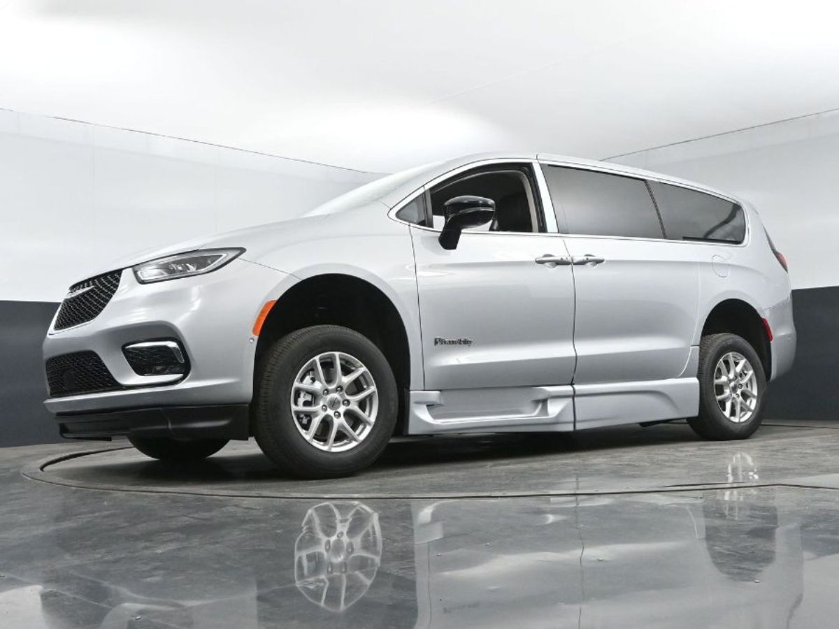 Silver Chrysler Pacifica image number 10