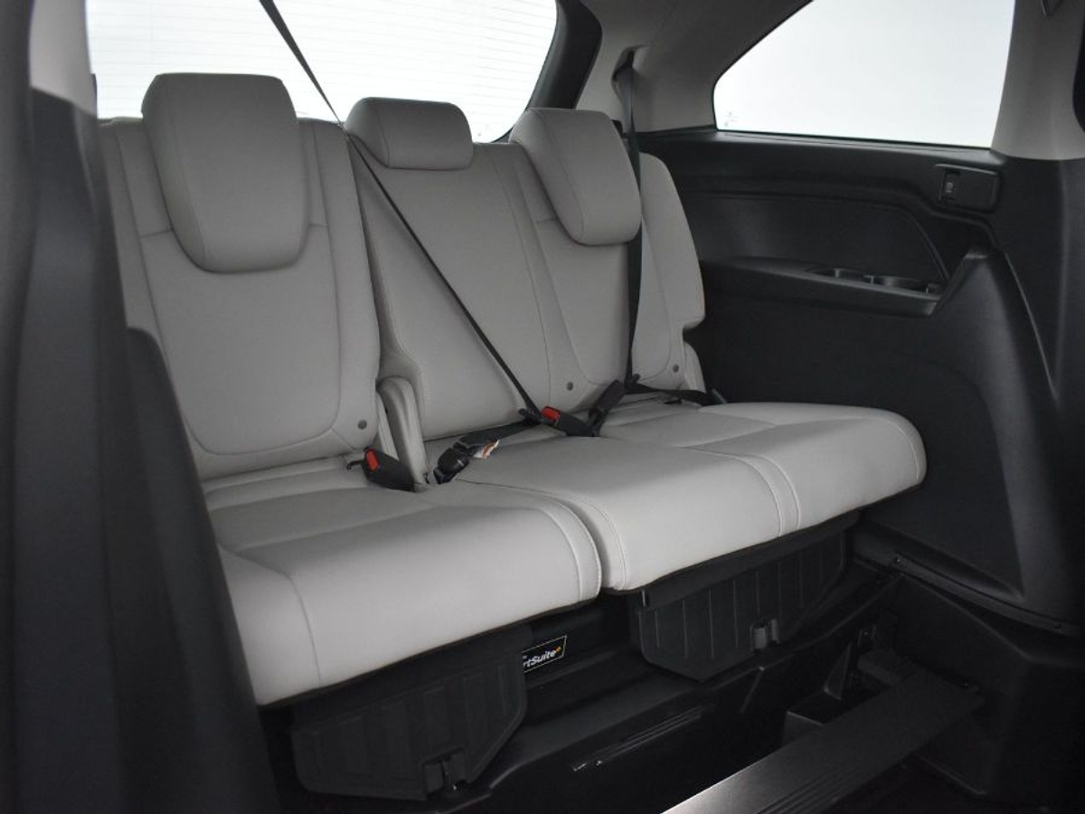 White Honda Odyssey image number 9