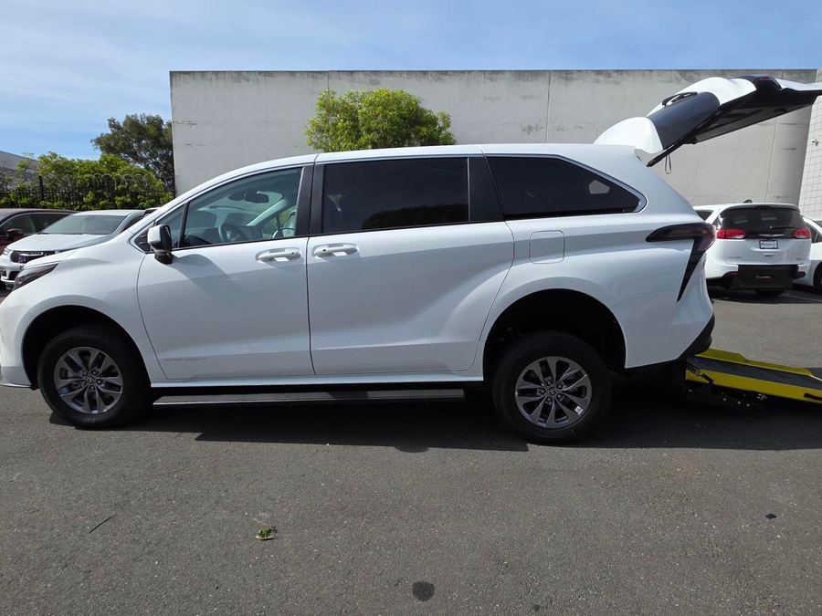 New 2026 Toyota Sienna Hybrid LE - Vantage Mobility Commercial Rear Entry Entry Fold Out Manual Ramp