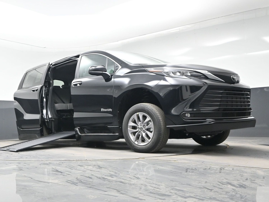 Black Toyota Sienna image number 16