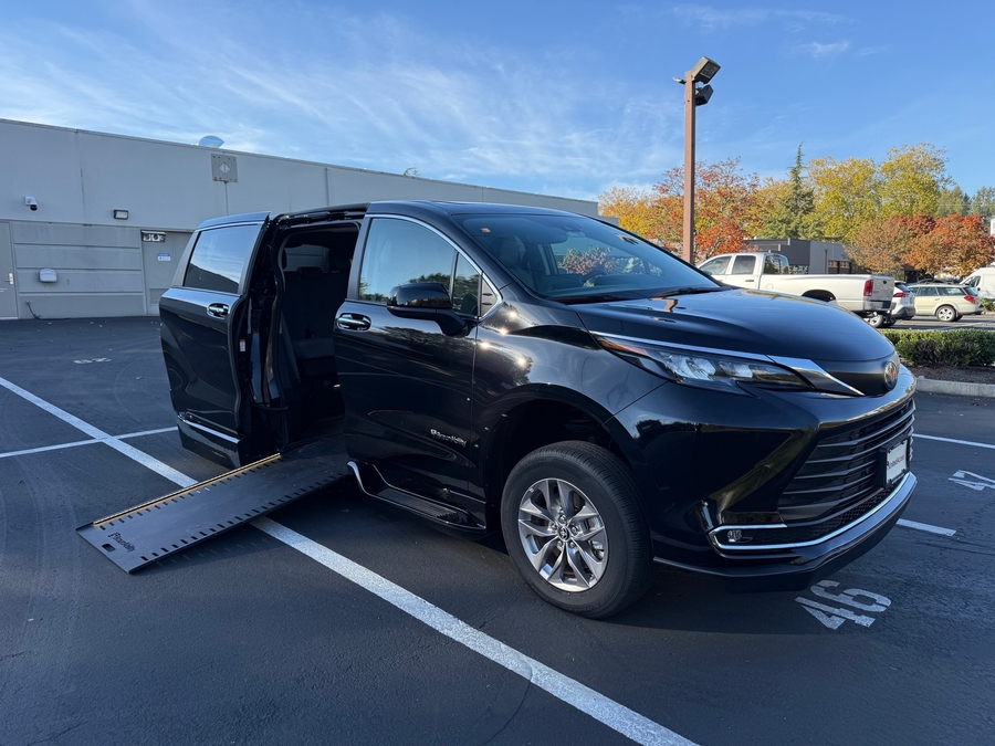 Used 2024 Toyota Sienna Hybrid XLE Base - BraunAbility Side Entry In Floor Automatic Ramp