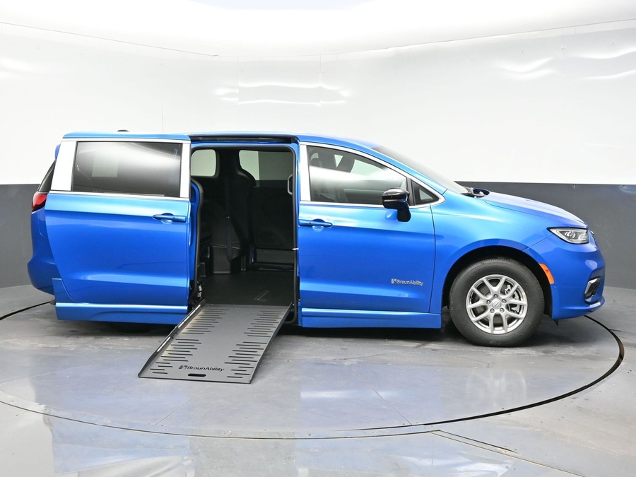 Blue Chrysler Pacifica image number 7