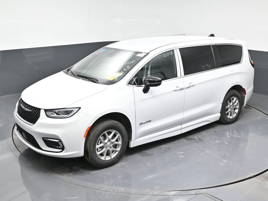 White Chrysler Pacifica image number 23