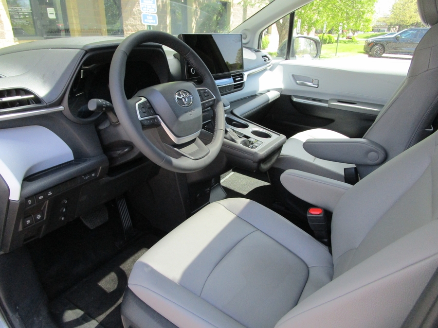 Grey Toyota Sienna image number 8
