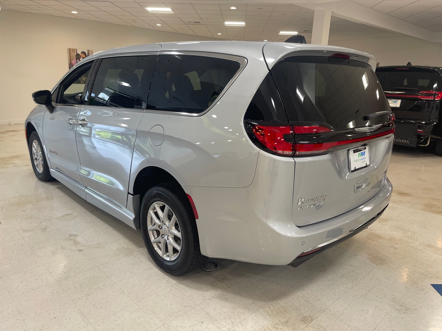 Silver Chrysler Pacifica image number 2