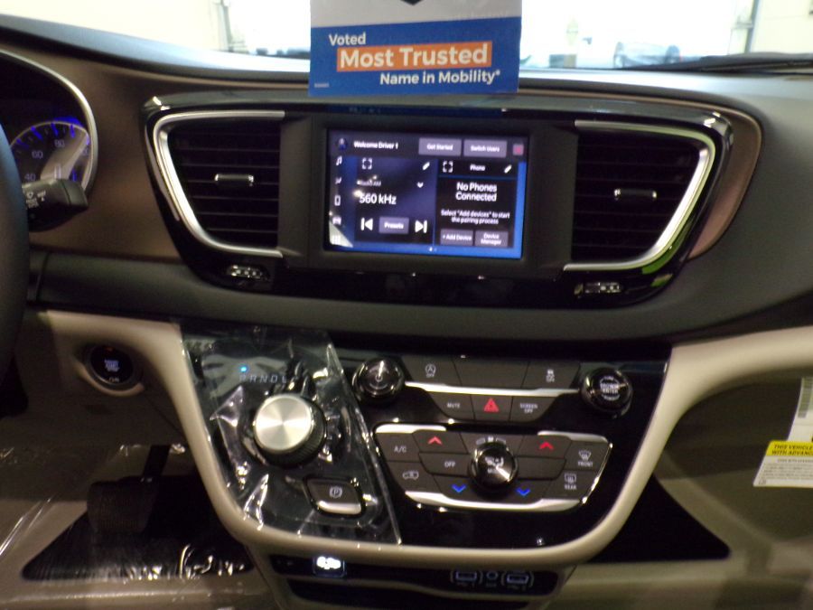 Black Chrysler Voyager image number 14