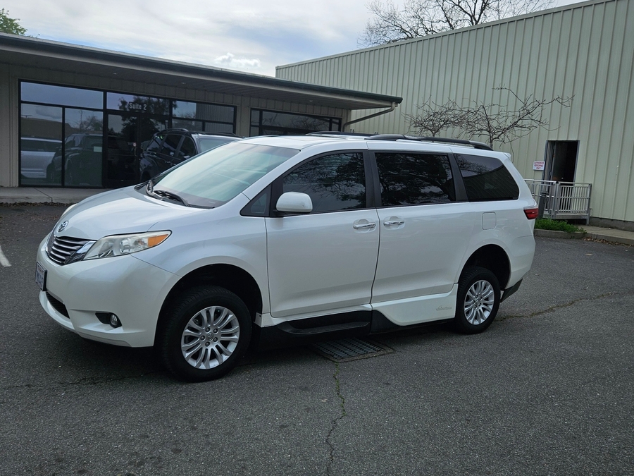 Used 2015 TOYOTA SIENNA XLE - VMI Side Entry Entry In Floor Automatic Ramp