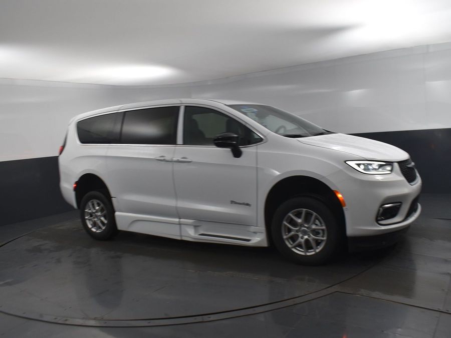 New 2025 Chrysler Pacifica Select Safety - BraunAbility Side Entry Entry Fold Out Automatic Ramp