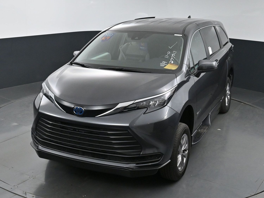 New 2025 Toyota Sienna Hybrid LE - BraunAbility Side Entry Entry Fold Out Automatic Ramp