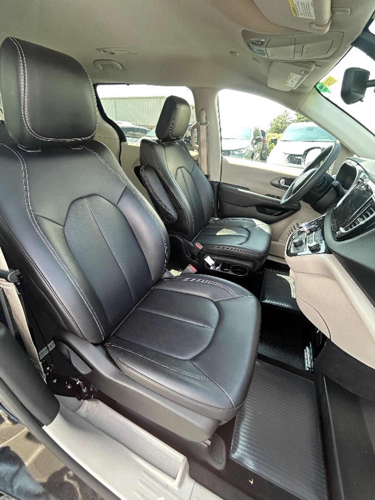 Black Chrysler Pacifica image number 18