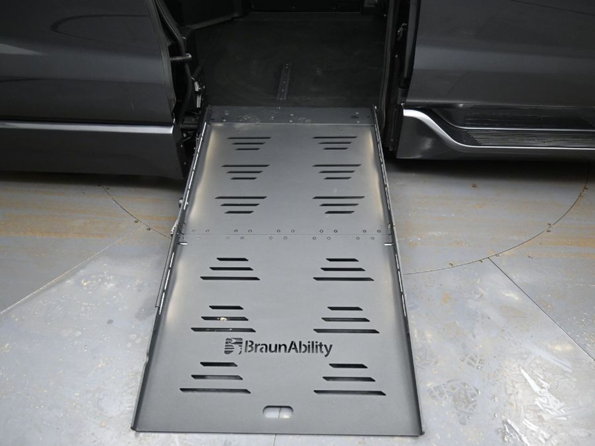 Grey Toyota Sienna image number 23