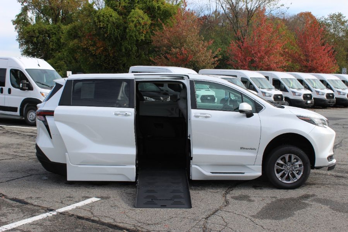 2025 TOYOTA SIENNA - Image 10