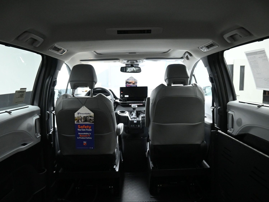 New 2026 Toyota Sienna Hybrid XLE Base - BraunAbility Side Entry Entry Fold Out Automatic Ramp