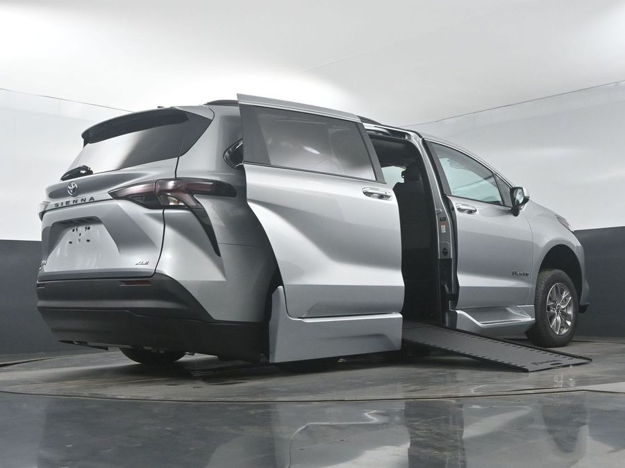 New 2025 Toyota Sienna Hybrid XLE Plus - BraunAbility Side Entry Entry In Floor Automatic Ramp