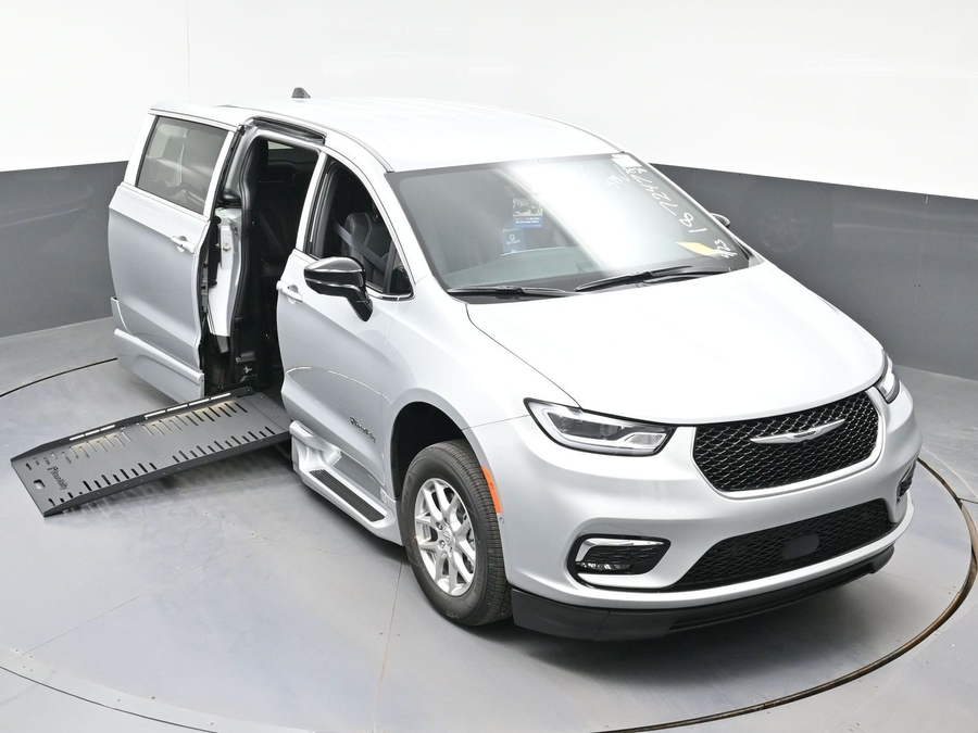 New 2026 Chrysler Pacifica Select Safety - BraunAbility Side Entry Entry Fold Out Automatic Ramp
