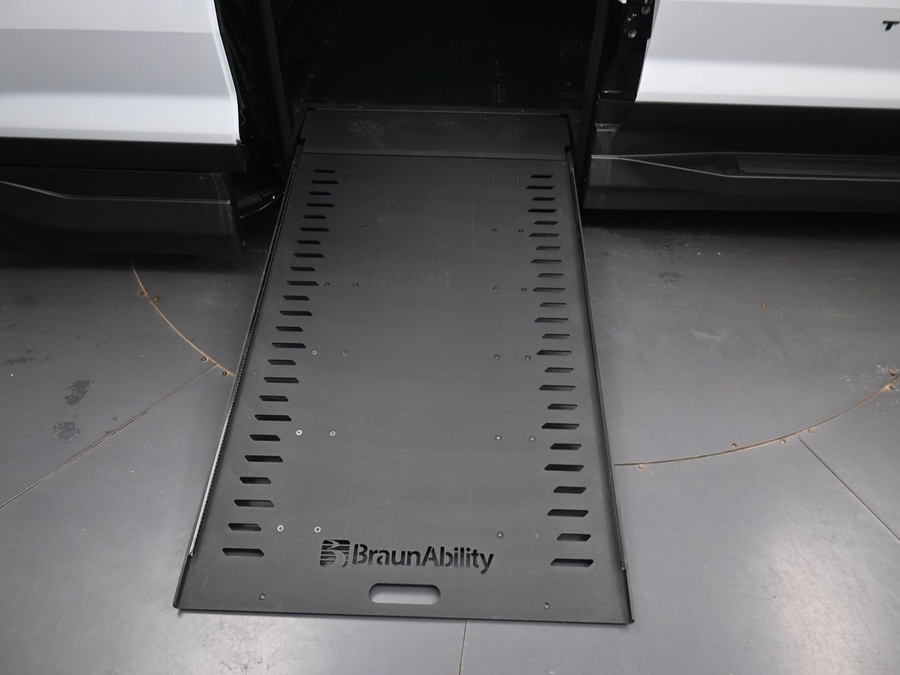New 2026 Chevrolet Traverse 1LT Midnight - BraunAbility Side Entry In Floor Automatic Ramp