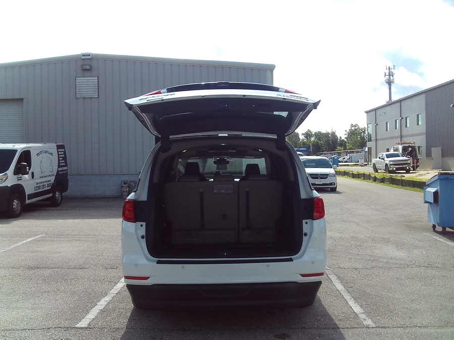 White Honda Odyssey image number 19