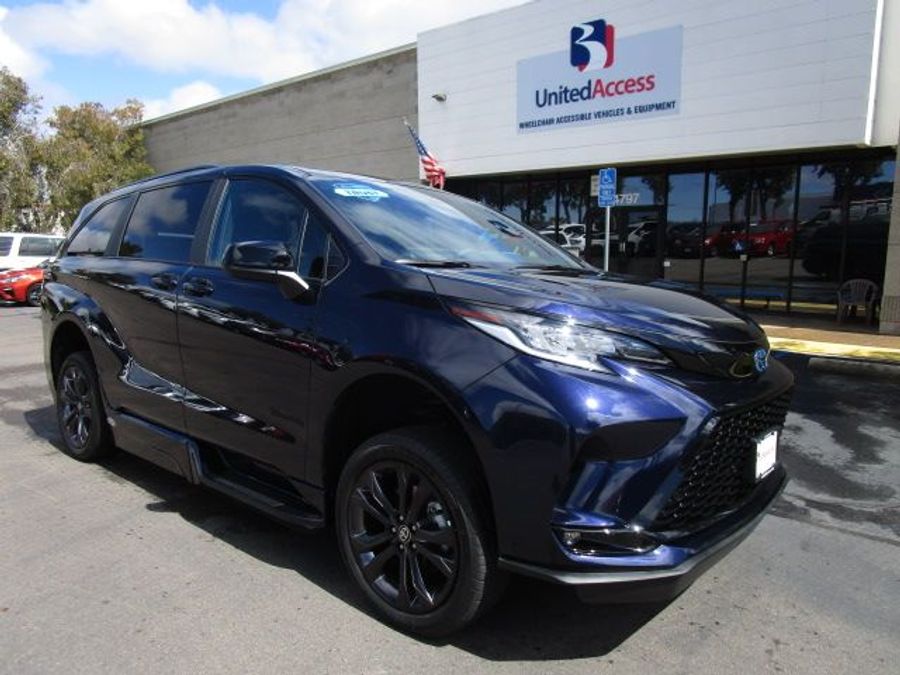 New 2025 Toyota Sienna Hybrid XSE Sport - BraunAbility Side Entry Entry Fold Out Automatic Ramp
