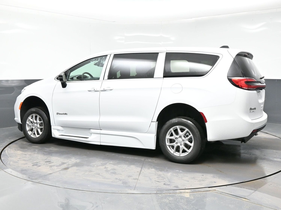White Chrysler Pacifica image number 3