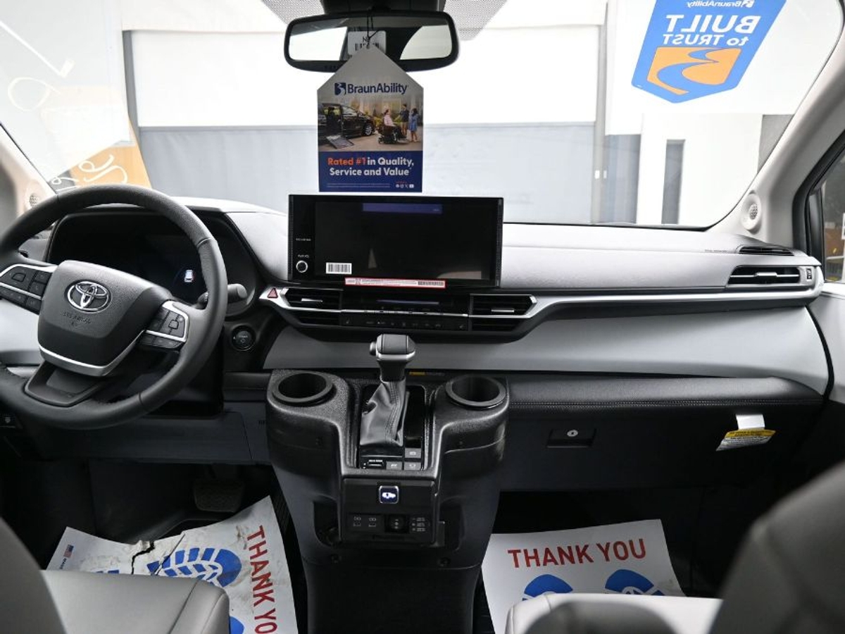 2025 TOYOTA SIENNA - Image 13